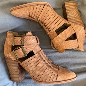 Gianni Bini booties